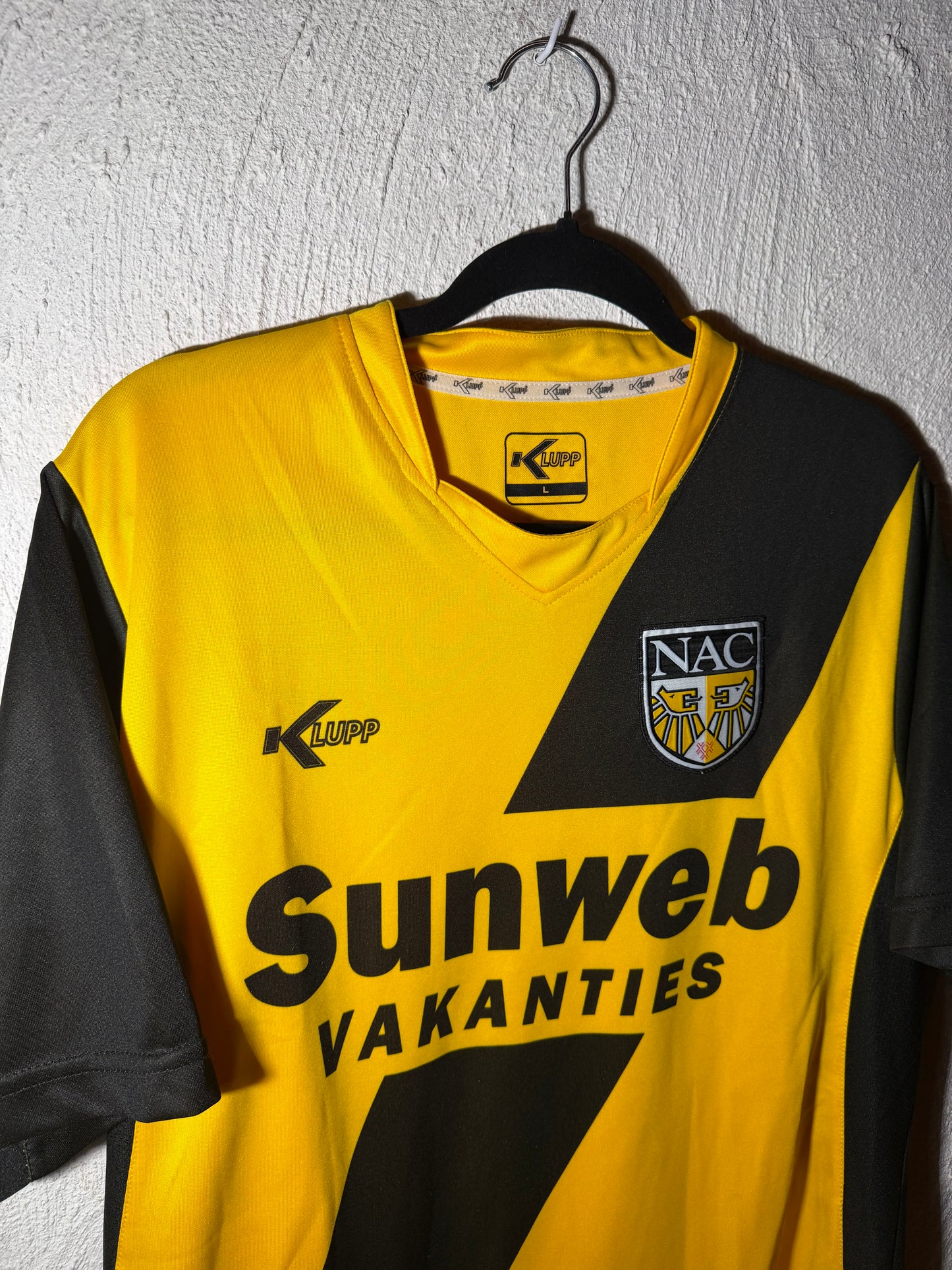 Nac Breda 2009-2010 home kit (L)