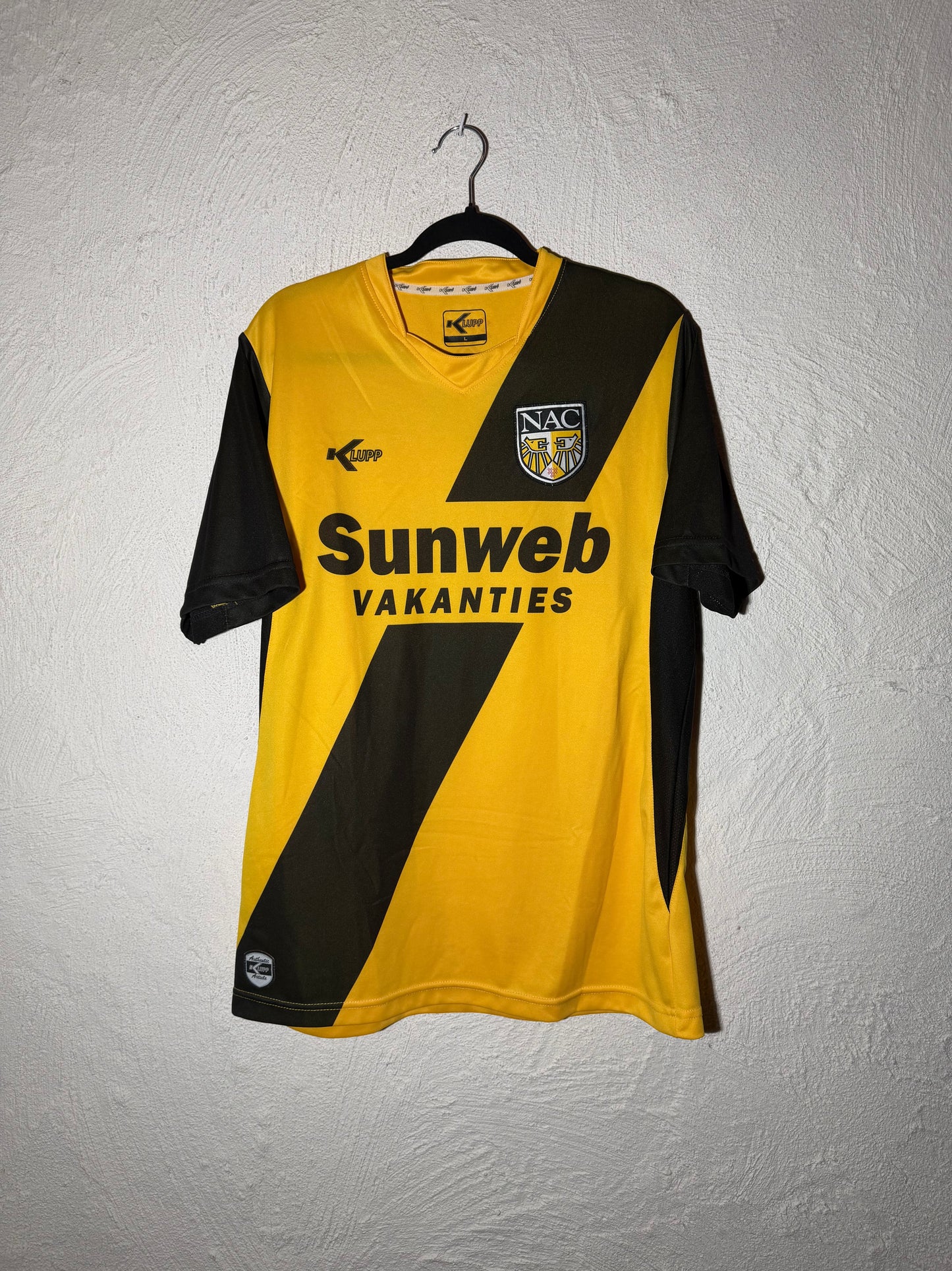 Nac Breda 2009-2010 home kit (L)
