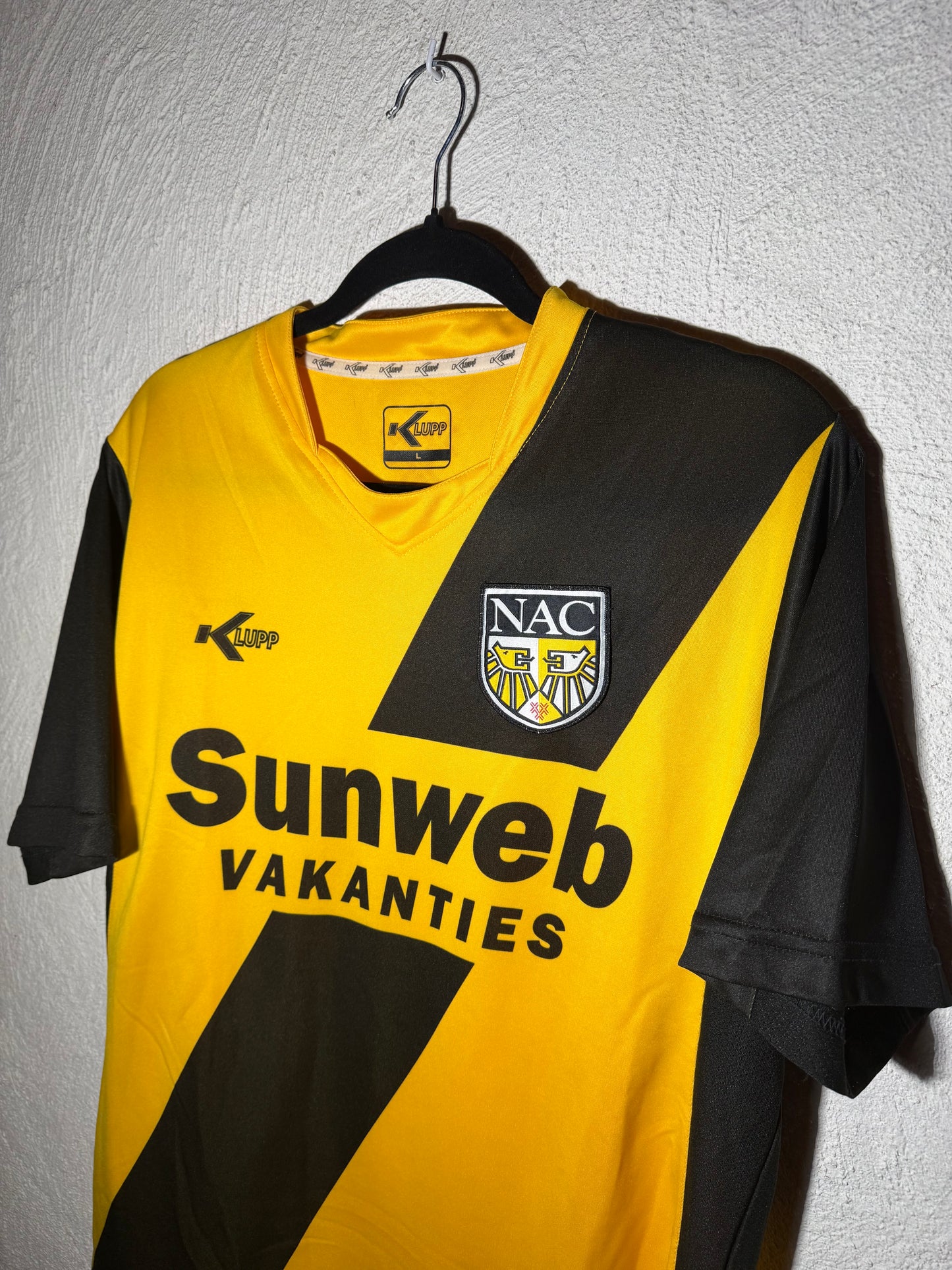 Nac Breda 2009-2010 home kit (L)